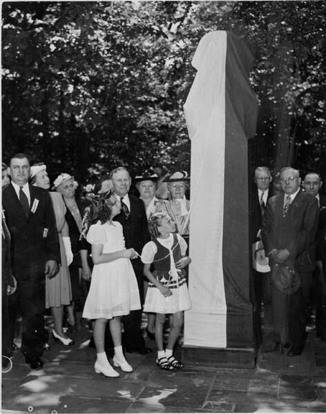 Unveiling, 1947